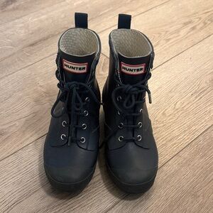 Hunter Kids Navy Lace-Up Boots